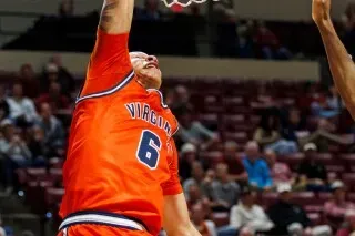 جاكاري وايت يسجل رمية دونك خلال مباراة كرة السلة بين فيرجينيا وولاية فلوريدا، حيث حقق فريقه الفوز 61-58.