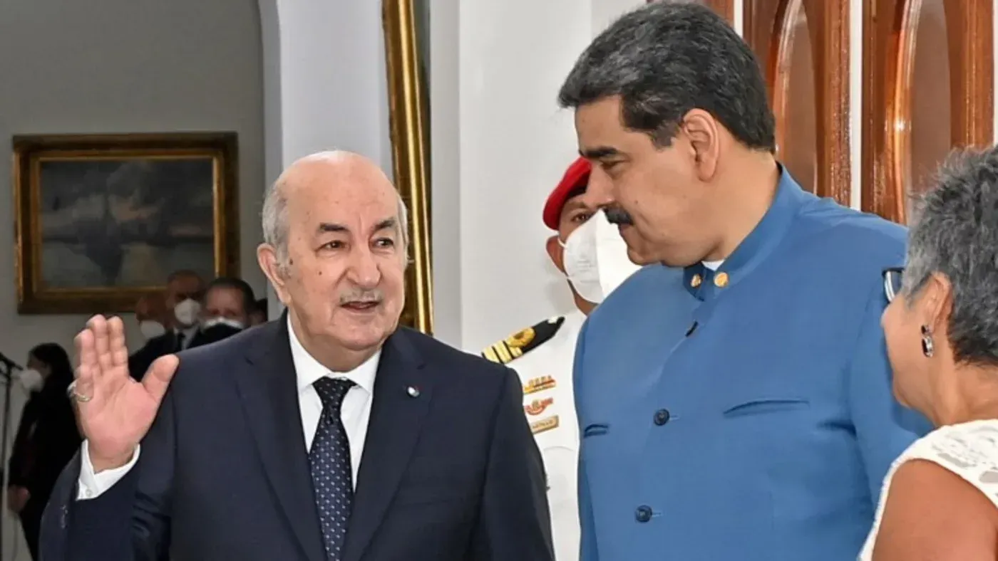 لقاء بين الرئيس الجزائري عبد المجيد تبون والرئيس الفنزويلي نيكولاس مادورو، حيث يتبادلان الحديث في أجواء رسمية.