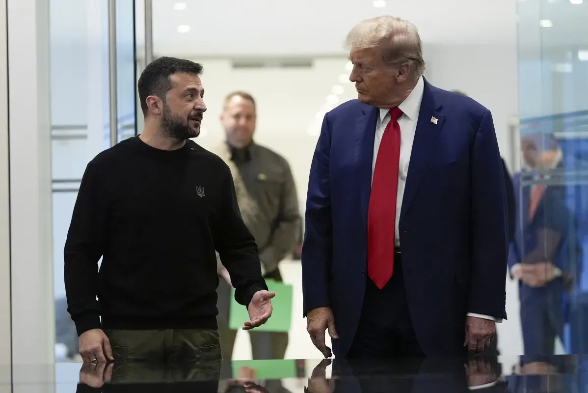اجتماع بين الرئيس الأوكراني زيلينسكي والرئيس الأمريكي ترامب، حيث يناقشان إمكانية التعاون في صناعة المعادن النادرة في أوكرانيا.