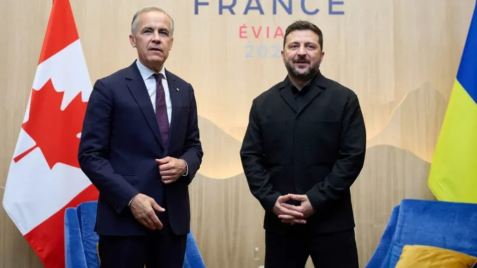 رئيس وزراء كندا ورئيس أوكرانيا يقفان أمام أعلام بلديهما خلال اجتماع في فرنسا عام 2023، في سياق دعم كندا العسكري والسياسي لأوكرانيا.