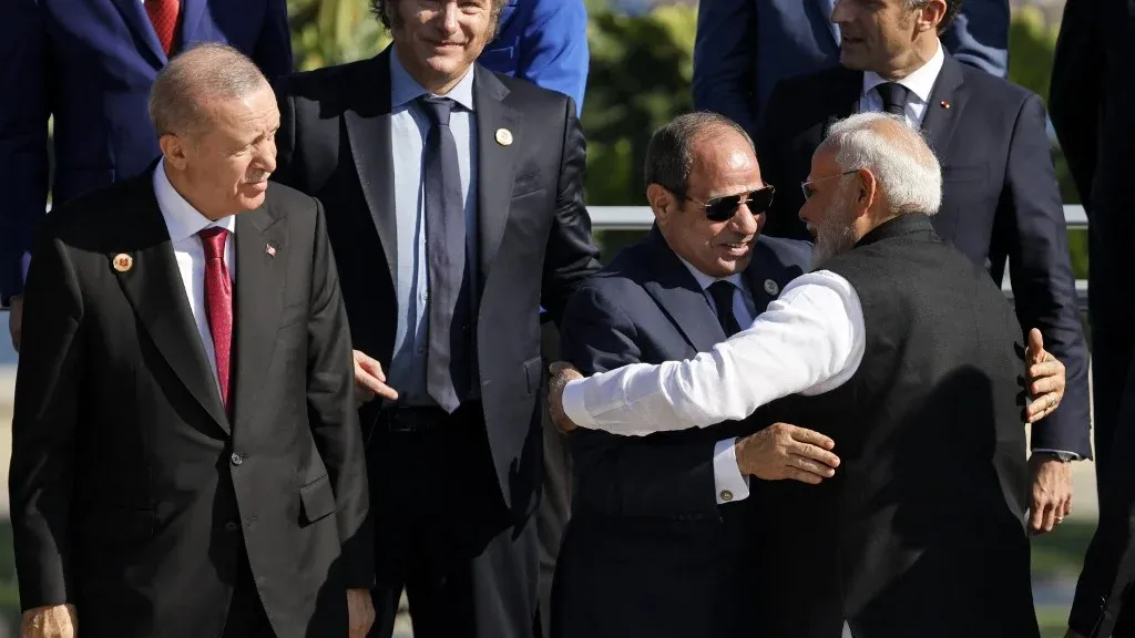 الرئيس التركي رجب طيب أردوغان والرئيس المصري عبد الفتاح السيسي ورئيس وزراء الهند ناريندرا مودي خلال لقاء يعكس جهود التعاون الأمني الإقليمي بين تركيا والسعودية وباكستان.