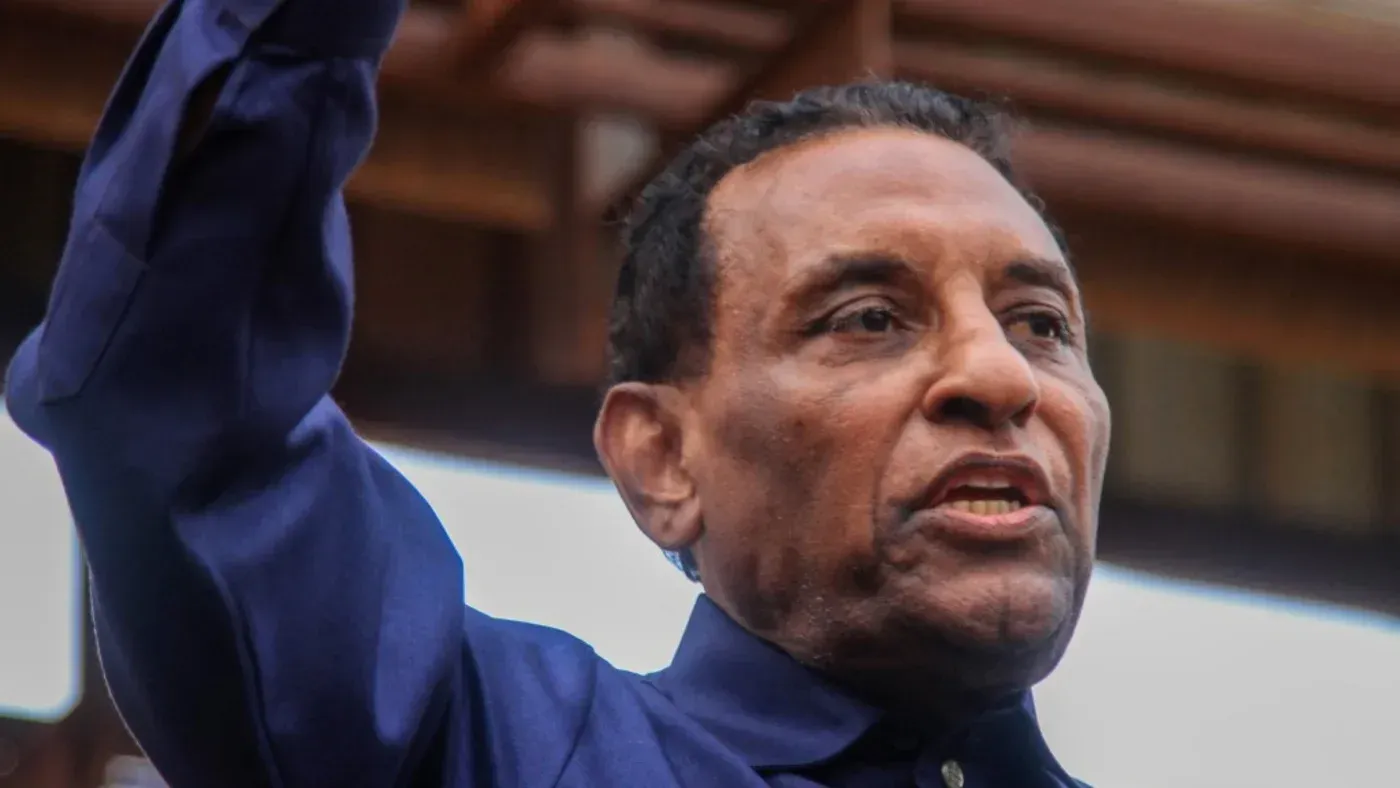 كامل إدريس، رئيس وزراء السودان الجديد، يتحدث بحماس، معبرًا عن رؤيته للتغيير السياسي في البلاد وسط تحديات كبيرة.