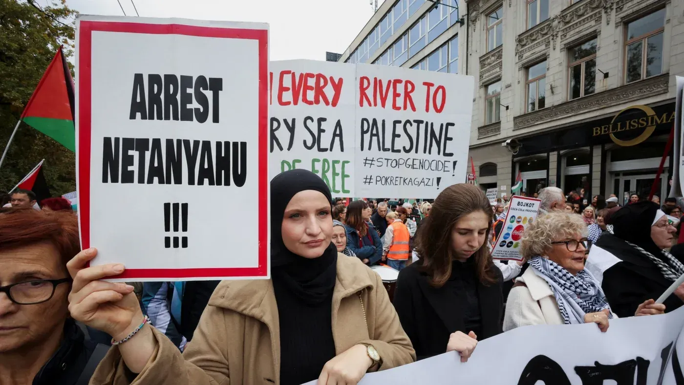 مظاهرة تطالب بالعدالة لفلسطين، مع لافتات تدعو لاعتقال نتنياهو ووقف الإبادة الجماعية، تعكس التضامن مع غزة.