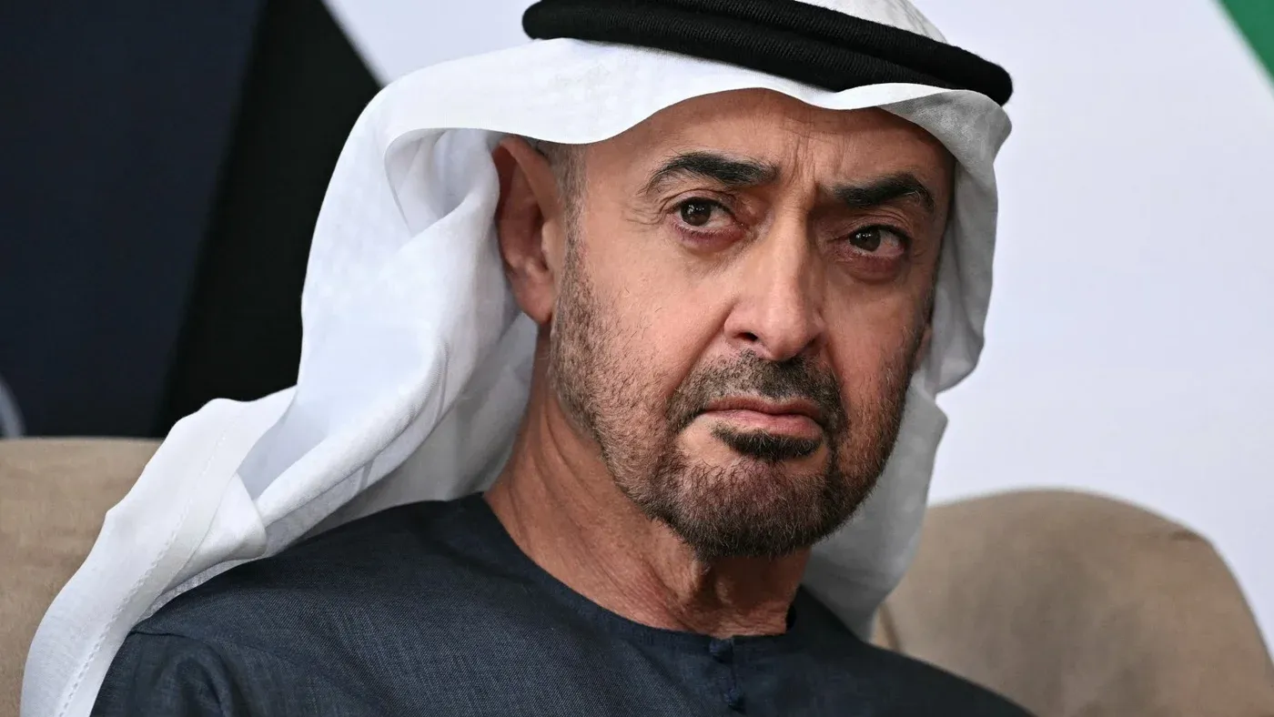 ولي عهد أبوظبي محمد بن زايد يرتدي الغترة والعباءة التقليدية، يعكس دوره المحوري في اتفاقية مكة للدفاع المشترك وتحولات السياسة الإقليمية.