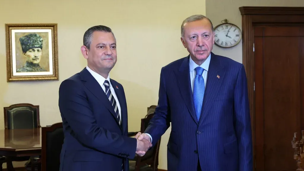 الرئيس التركي رجب طيب أردوغان يصافح زعيم المعارضة أوزغور أوزيل في لقاء رسمي يعكس الانقسامات السياسية داخل المعارضة التركية.