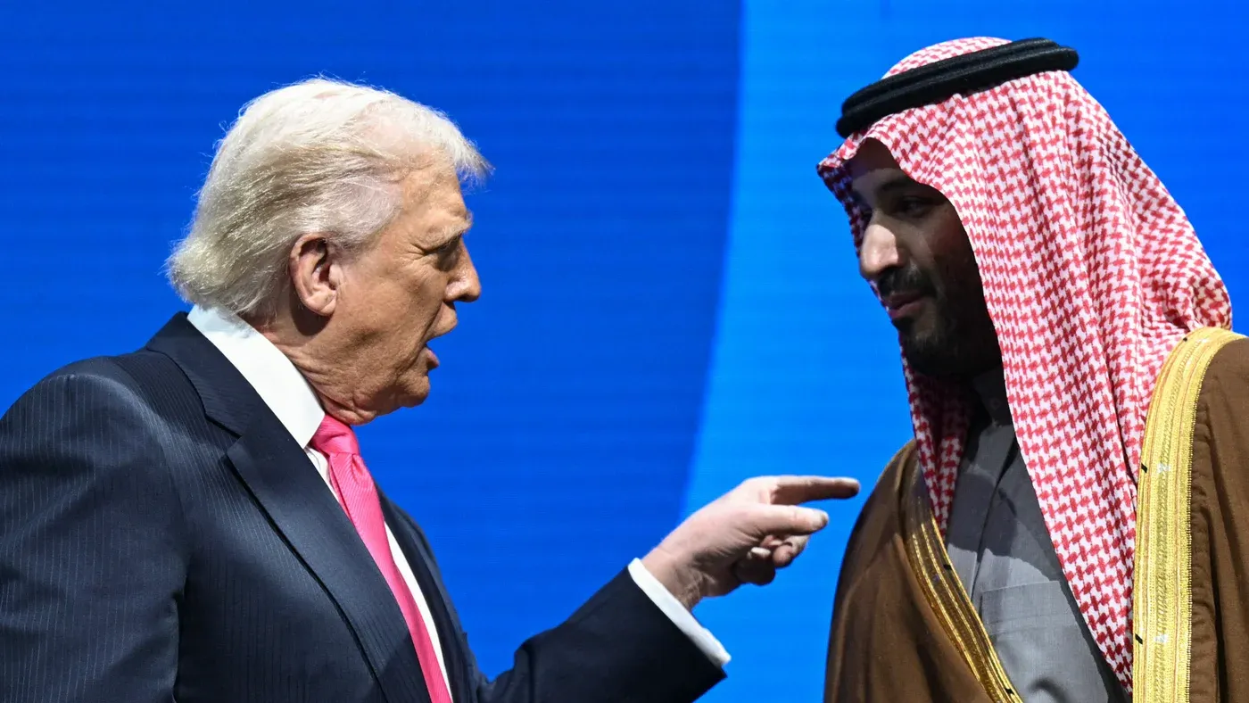 الرئيس الأمريكي السابق دونالد ترامب يتحدث مع ولي العهد السعودي محمد بن سلمان خلال مؤتمر دولي، في سياق العلاقات الأمريكية-السعودية والتعاون النووي المدني.
