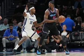 بام أديبايو يحمل الكرة أثناء مواجهة لاعب ممفيس سكوتي بيبن جونيور، في مباراة كرة سلة بين ميامي هيت وممفيس جريزليز.