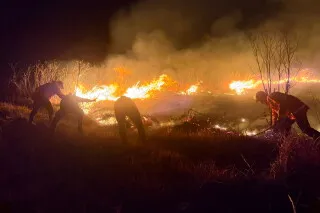 رجال إطفاء يحاولون إخماد حريق غابات في متنزه وطني بإندونيسيا خلال موسم الجفاف وارتفاع خطر الحرائق.