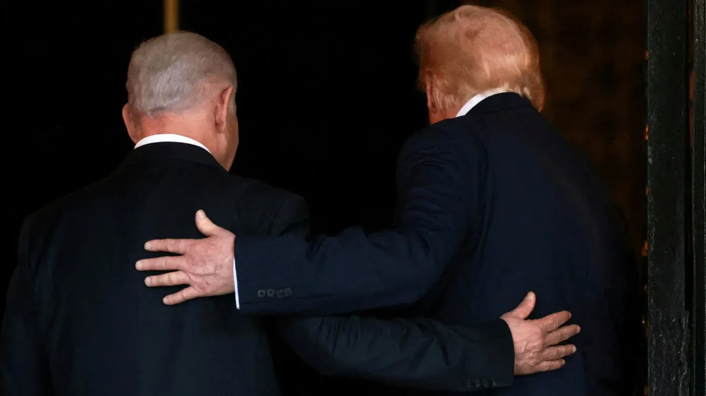 الرئيس الأمريكي دونالد ترامب ورئيس الوزراء الإسرائيلي بنيامين نتنياهو يتصافحان من الخلف في لحظة تعبر عن العلاقة السياسية المتقلبة بينهما.