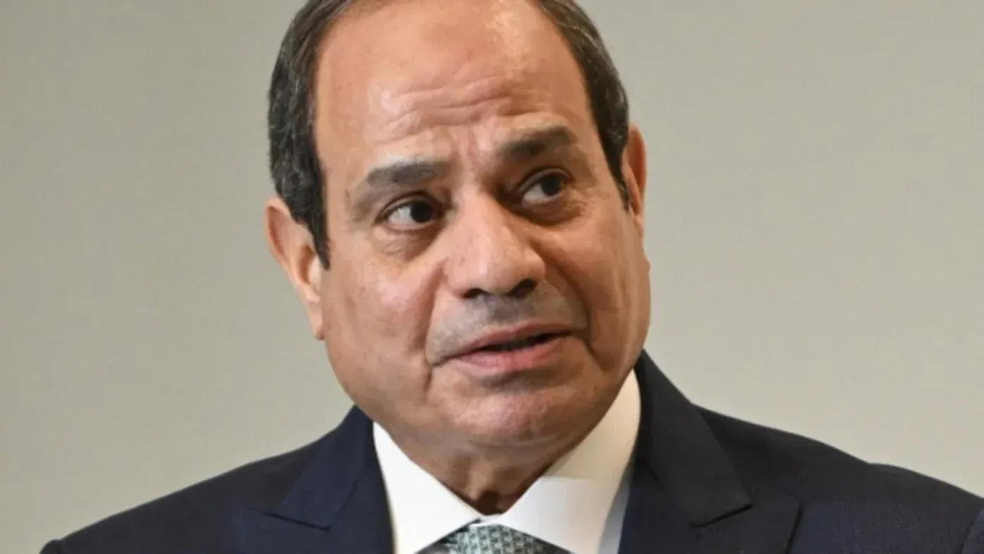 صورة للرئيس المصري عبد الفتاح السيسي، حيث يظهر وهو يتحدث، مع تعبيرات توحي بالجدية. تعكس الصورة التوترات السياسية الحالية في المنطقة.