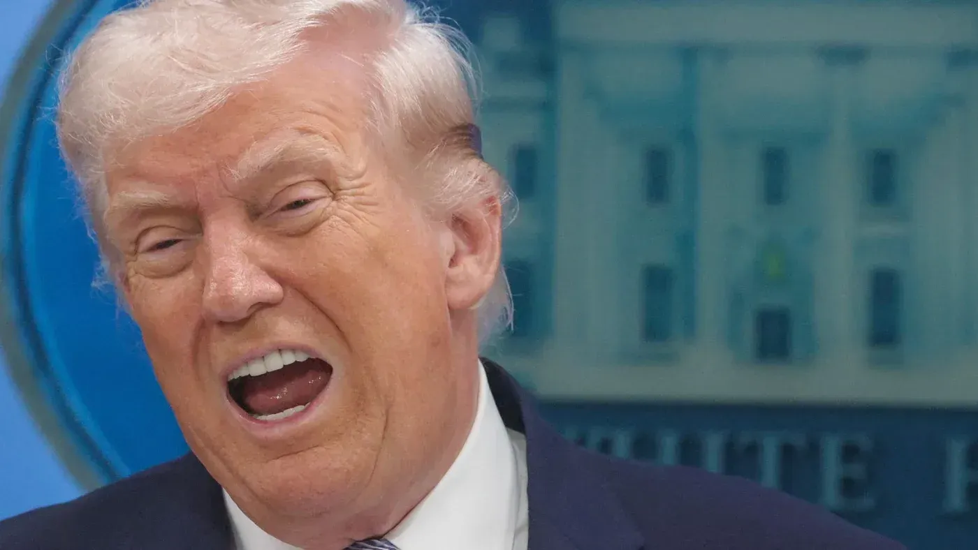 ترامب يتحدث في مؤتمر صحفي، معبرًا عن آرائه حول إيران. تعكس تعابيره الجادة قضايا التاريخ والحضارة.