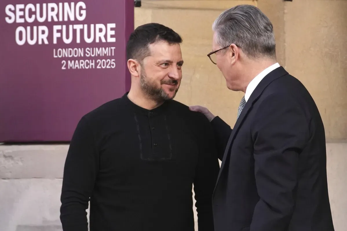 اجتماع بين الرئيس الأوكراني زيلينسكي ومسؤول أوروبي في قمة لندن، مع خلفية تشير إلى أهمية التعاون الدولي في دعم أوكرانيا.