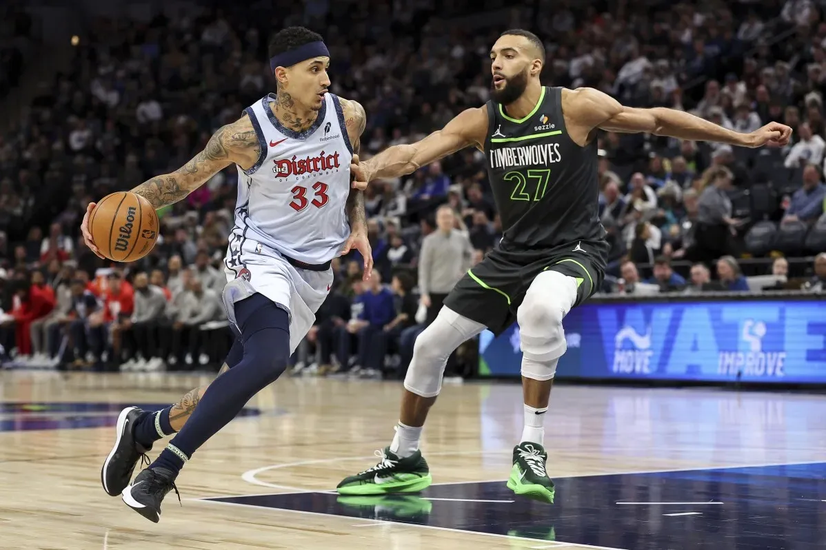 كايل كوزما يت dribble الكرة خلال مباراة بين واشنطن ويزاردز ومينيسوتا تمبروولفز، حيث سجل 31 نقطة وساهم في الفوز 105-103.
