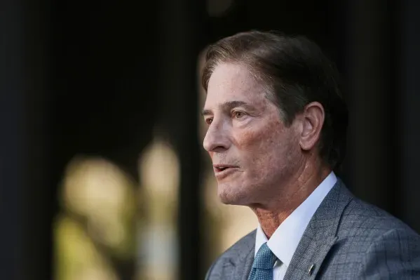 محامي إيفانا أورتيز يتحدث في محكمة لوس أنجلوس بعد تقديمها ببراءتها من تهم تتعلق بإطلاق النار على منزل ريهانا.