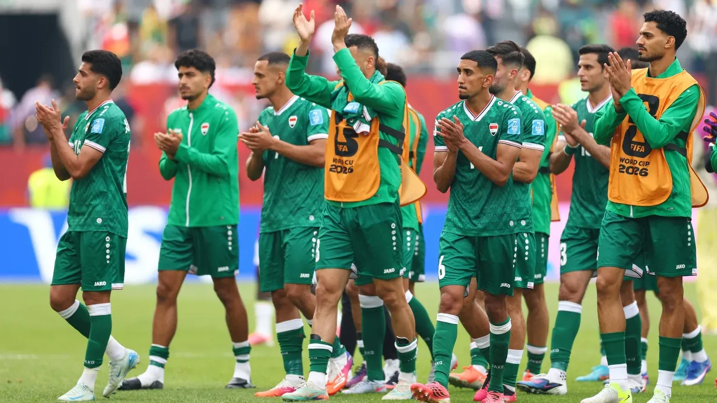 لاعبو المنتخب العراقي لكرة القدم يرتدون الزي الأخضر ويصفقون للجمهور في كأس العالم 2026 بعد عودة تاريخية بعد غياب 40 عاماً.