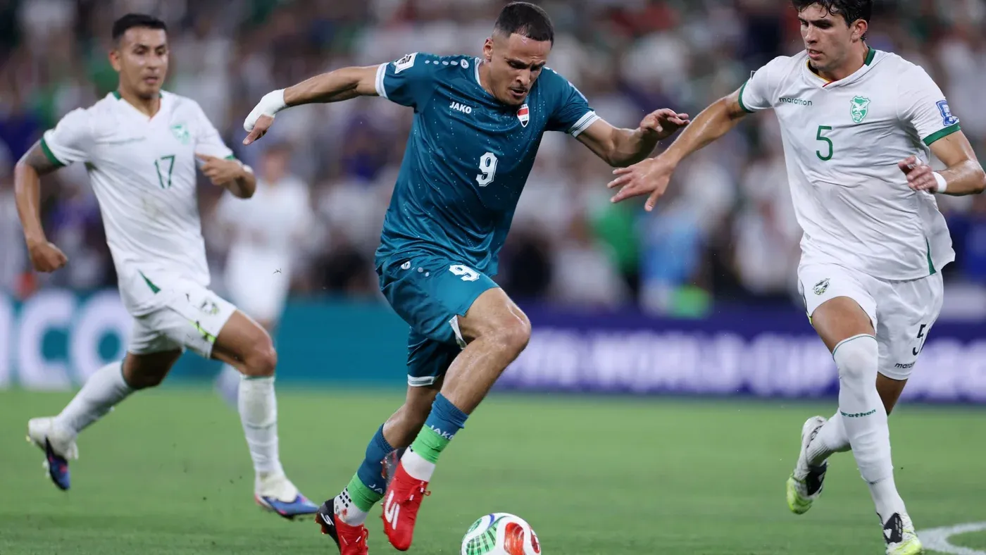 لاعبو المنتخب العراقي يتنافسون مع فريق النرويج في مباراة كأس العالم، حيث يظهر الحماس والتحدي في الأجواء.