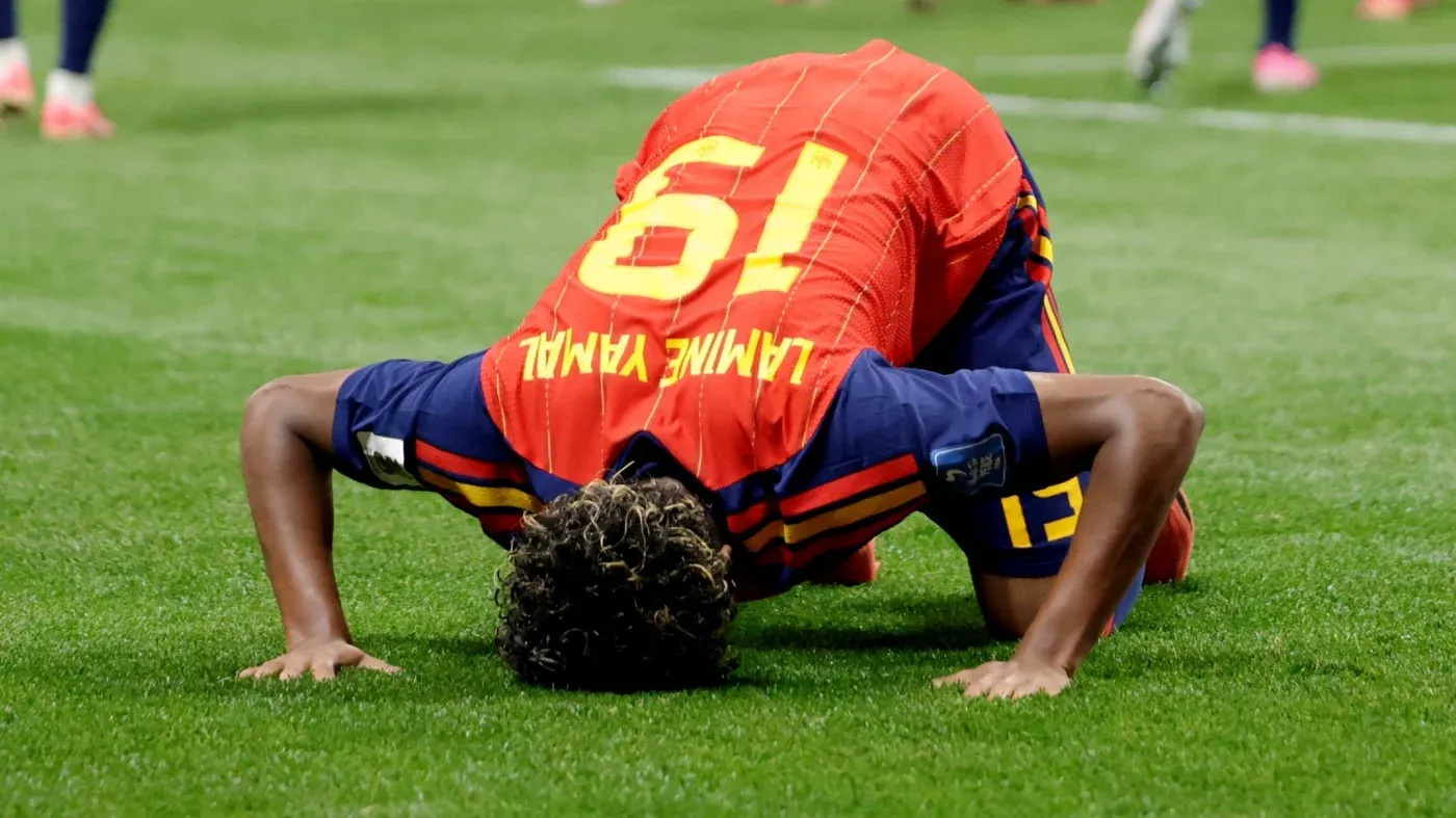 لاعب كرة القدم لامين يامال يؤدي سجود الشكر بعد تسجيل هدف لإسبانيا في كأس العالم، معبرًا عن إيمانه الإسلامي في الملعب.