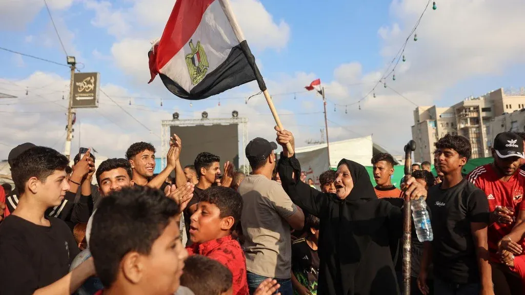جماهير فلسطينية في غزة تحتفل بتأهل منتخب مصر لكأس العالم 2026 مع رفع العلم المصري وسط أجواء حماسية رغم الظروف الصعبة.