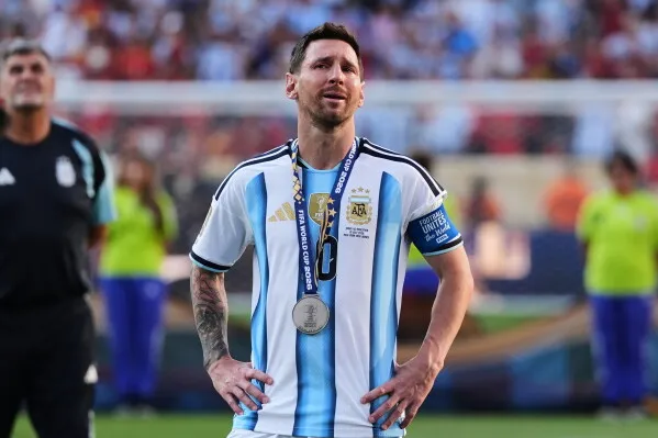ليونيل ميسي يرتدي قميص الأرجنتين ويحمل ميدالية الوصيف بعد نهائي كأس العالم 2025 في الولايات المتحدة.