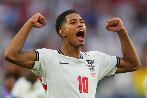 لاعب منتخب إنجلترا يحتفل بحماس بعد تسجيل هدف في كأس العالم 2025 المقامة في أمريكا الشمالية.