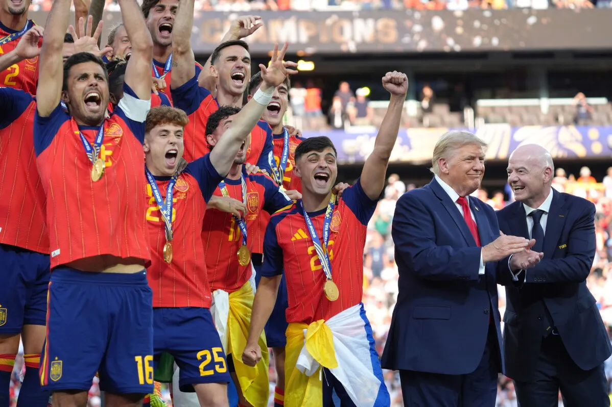 لاعبو منتخب إسبانيا يحتفلون بفوزهم بكأس العالم 2025 وسط حضور رسمي بارز يشمل رئيس الفيفا ودونالد ترامب.
