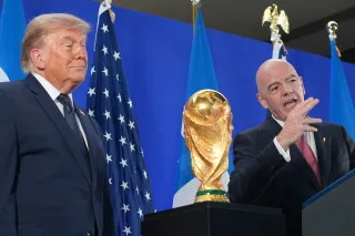 رئيس FIFA وجون ترامب أمام كأس العالم، في سياق نقاش حول نزاهة مونديال 2030 والإصلاحات المطلوبة.