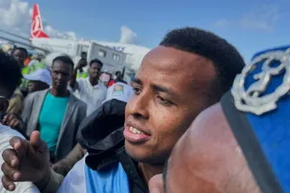 استقبال حافل لعمر أرتان، الحكم الصومالي، عند عودته إلى بلاده بعد منعه من دخول الولايات المتحدة للمشاركة في كأس العالم.