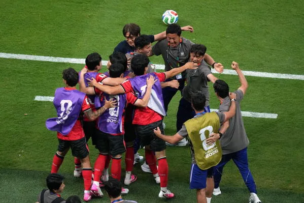 فرحة لاعبي منتخب كوريا الجنوبية ومدربهم بعد الفوز على تشيك، مع احتفال جماعي يعكس روح الفريق والتحدي في كأس العالم.