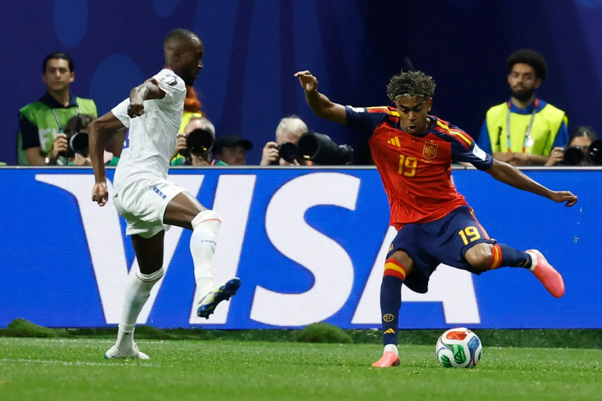 لاعبو منتخب إسبانيا يتنافسون مع لاعب سعودي في مباراة كأس العالم، مع التركيز على لحظة حماسية خلال اللقاء.