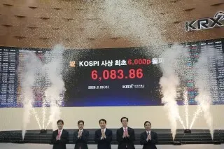 احتفال في بورصة كوريا الجنوبية بعد تجاوز مؤشر كوسبي مستوى 6000 نقطة، مع عرض للألعاب النارية وخلفية رقمية تعرض الرقم 6083.86.