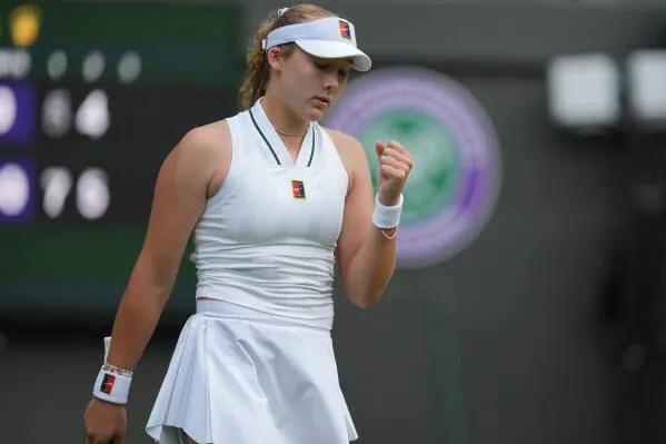 لاعبة التنس إيلينا ريباكينا تحتفل بفوزها في مباراة نهائيات WTA، مع انتقال البطولة من الرياض إلى Indian Wells في 2026.