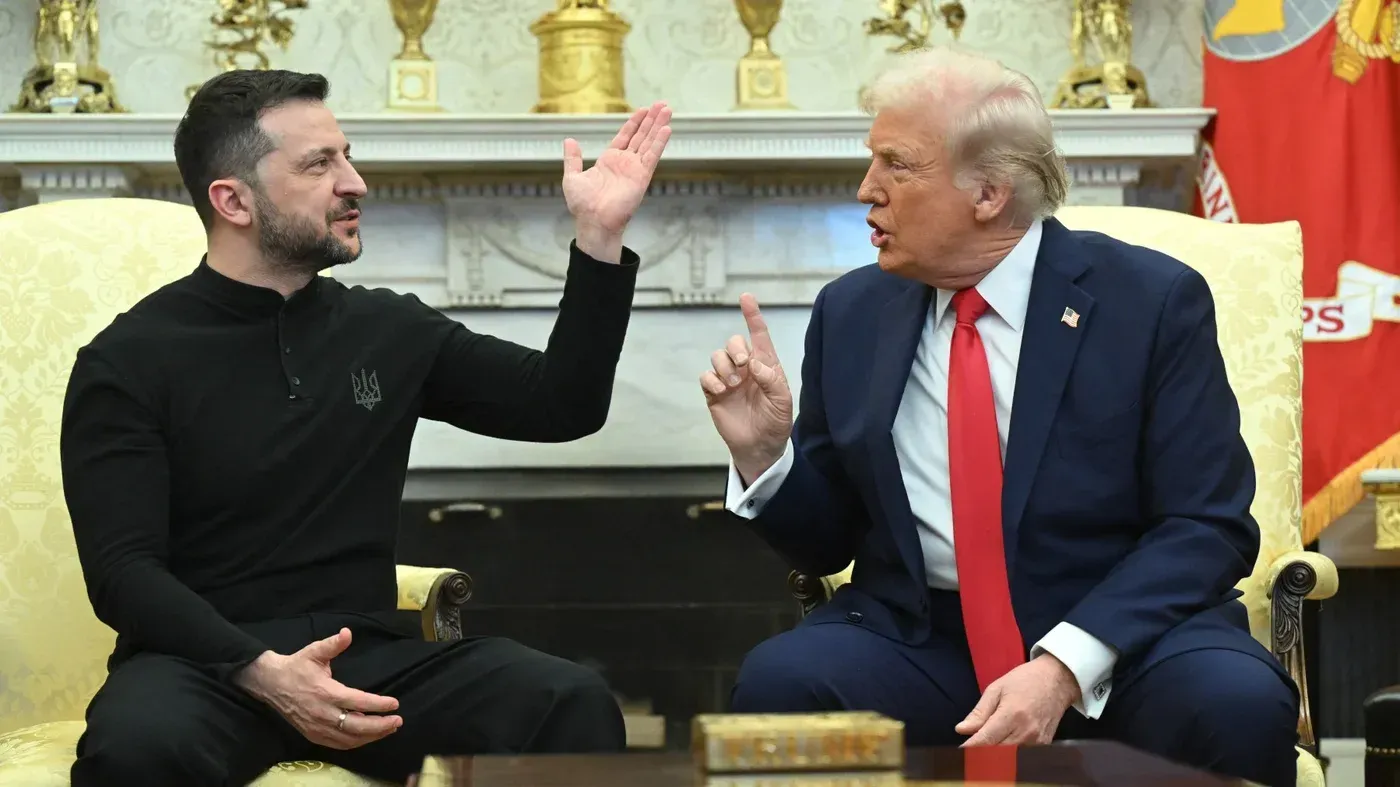 اجتماع بين الرئيس الأمريكي السابق دونالد ترامب والرئيس الأوكراني فولوديمير زيلينسكي في المكتب البيضاوي، حيث يتبادلان الحديث بحماس.
