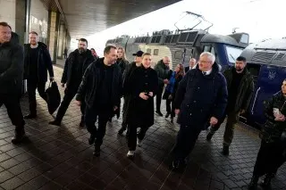 زيارة مجموعة من القادة الأوروبيين إلى كييف، حيث يظهر الرئيس الأوكراني زيلينسكي وسط حشد من المسؤولين.