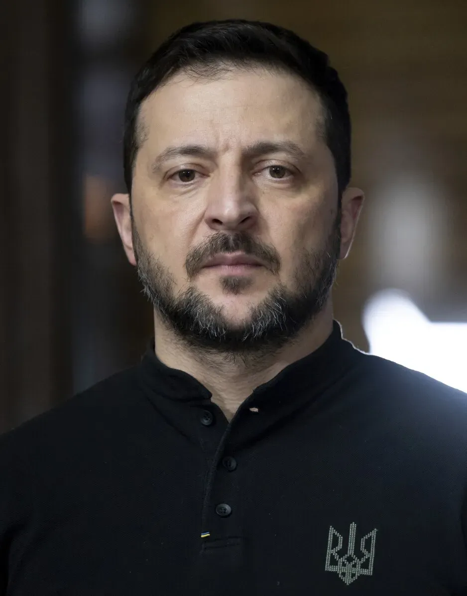 الرئيس الأوكراني فولوديمير زيلينسكي يظهر بملابس سوداء خلال مؤتمر ميونيخ للأمن، معربًا عن دعمه لإنشاء قوات مسلحة لأوروبا.