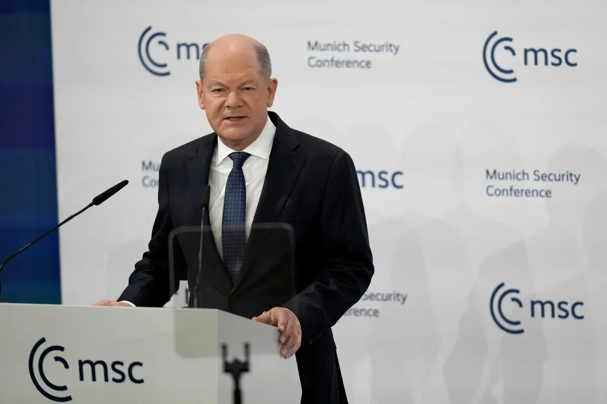 خطاب المستشار الألماني أولاف شولتس في مؤتمر ميونيخ للأمن، حيث يتحدث عن دعم أوكرانيا وانتقاد التدخلات الخارجية في الديمقراطية.