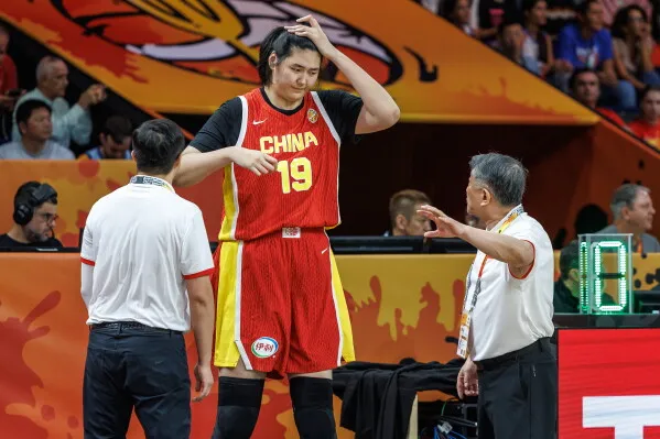 لاعبة كرة السلة الصينية Zhang Ziyu بطول 7 أقدام تناقش تكتيكات اللعب مع مدربها خلال بطولة كأس العالم للسيدات 2023.