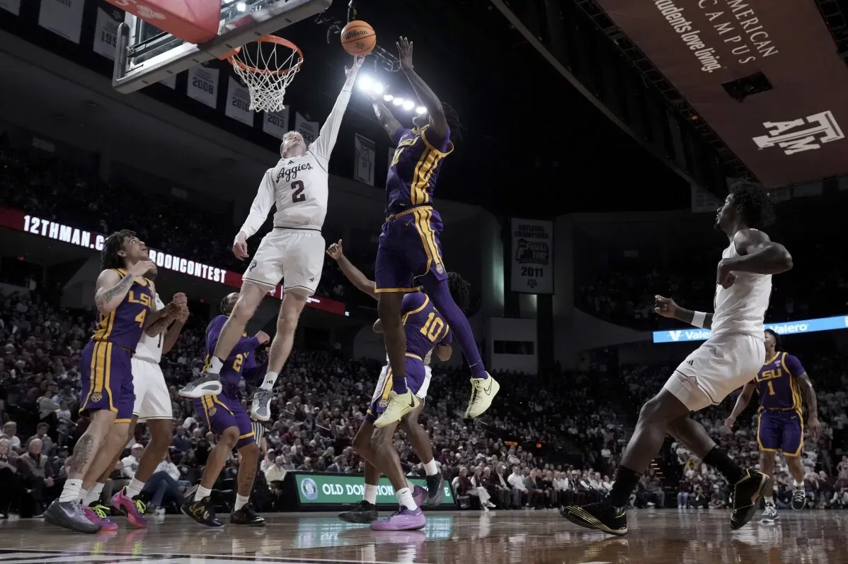 لاعب من تكساس إيه آند إم ينفذ تسديدة سلوكية في مباراة ضد LSU، مع تواجد لاعبين من كلا الفريقين في ملعب مزدحم.