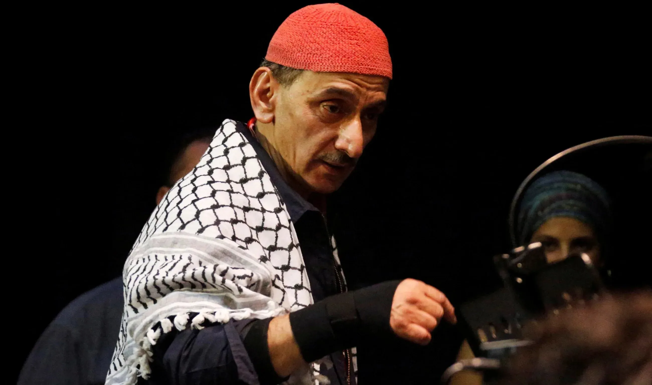 زياد الرحباني، الملحن وكاتب المسرح اللبناني، يرتدي الكوفية الحمراء ويعبر عن أفكاره حول القضايا الاجتماعية والسياسية.