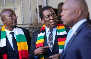 اجتماع لقيادات زيمبابوية، حيث يظهر الرئيس Emmerson Mnangagwa وسط مناقشات حول التعديلات الدستورية وتأجيل الانتخابات.